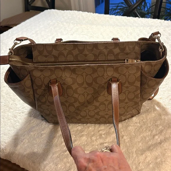 Coach Tan Signature Tote/ Diaper Bag/Lots of Storage 👜 - Picture 2 of 8